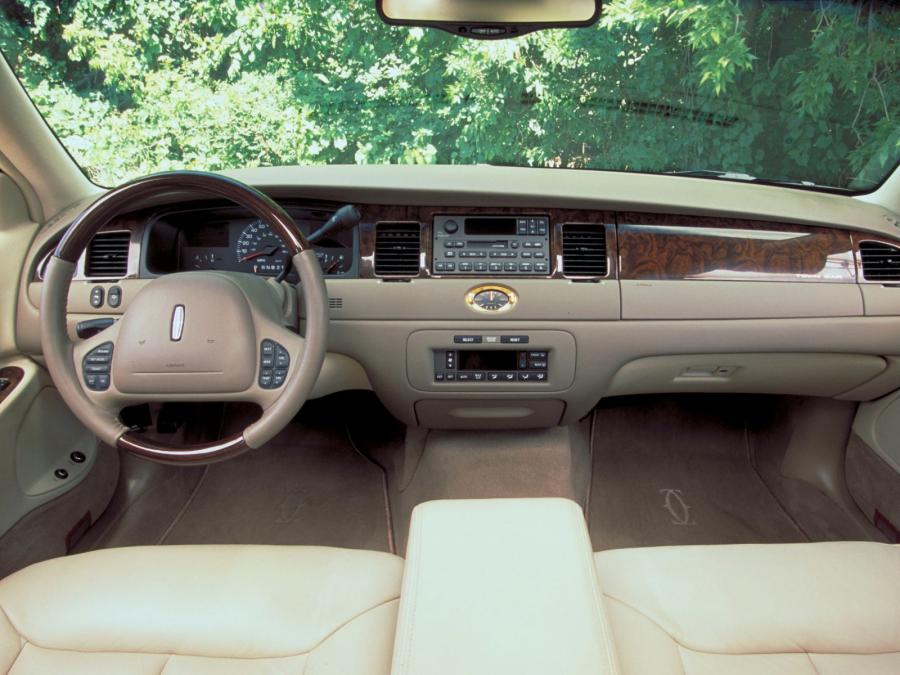  Lincoln Town Car 1998 года  (фото 22 из 77)